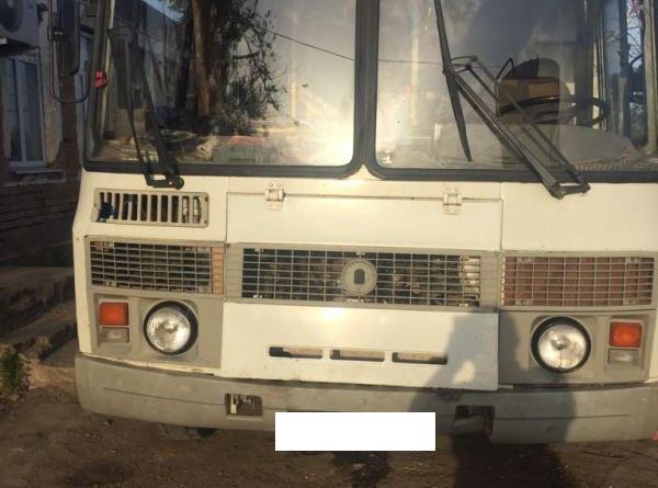 Покатившийся рейсовый автобус сбил водителя на Ставрополье